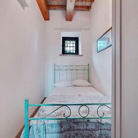 Stunning Apartment In Mombaroccio Near Metauro River Екстер'єр фото