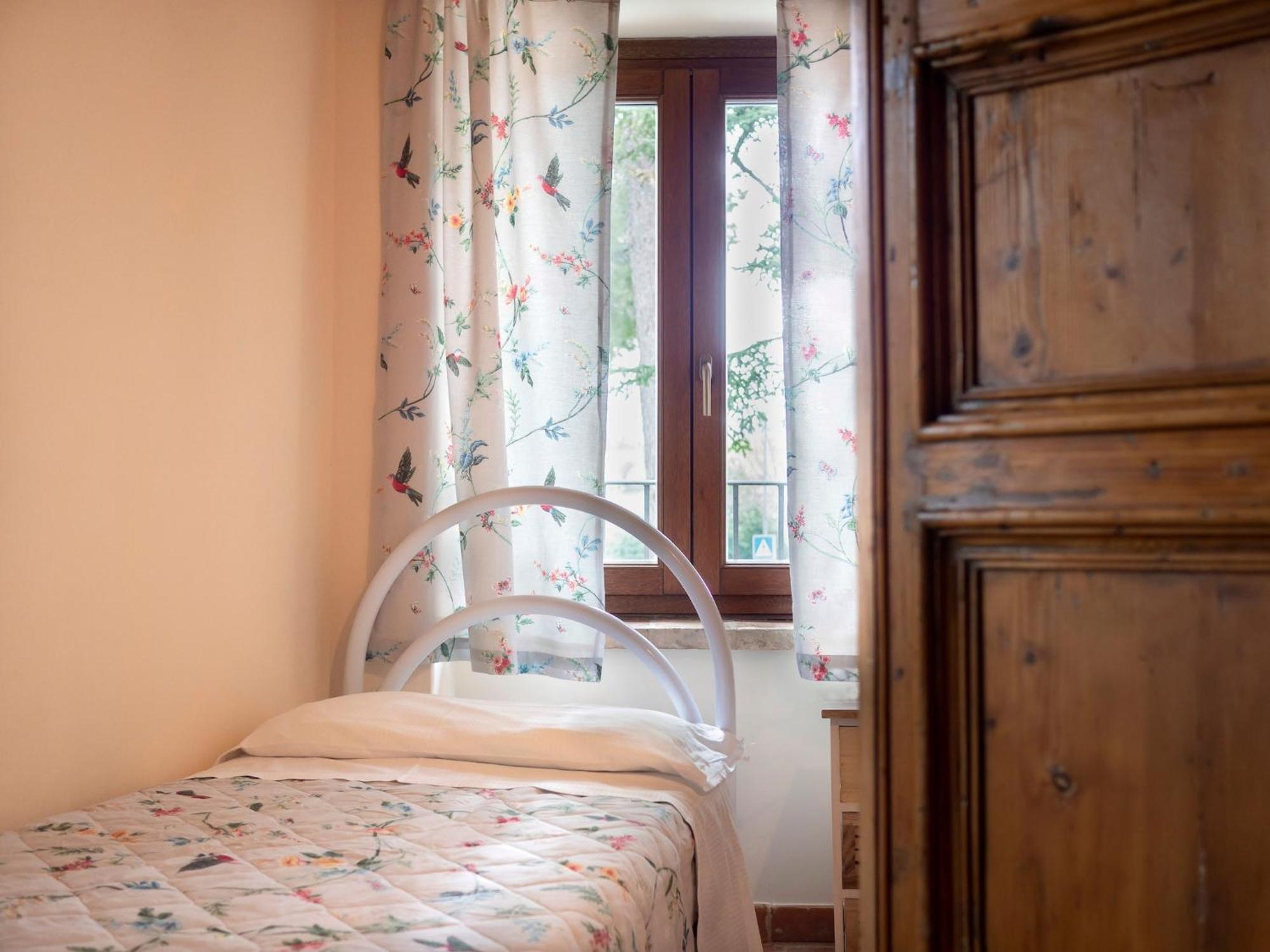 Stunning Apartment In Mombaroccio Near Metauro River Екстер'єр фото