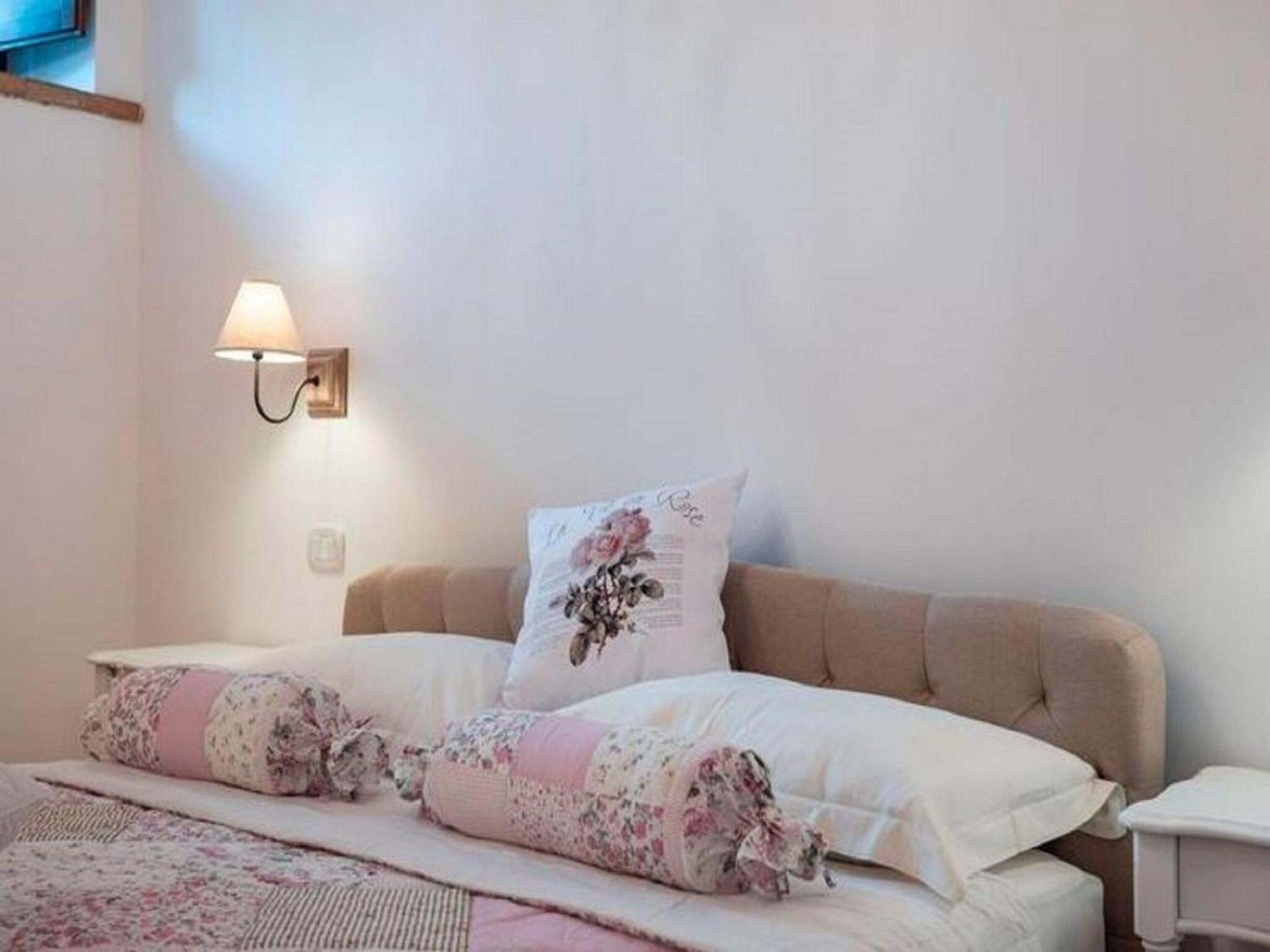 Stunning Apartment In Mombaroccio Near Metauro River Екстер'єр фото