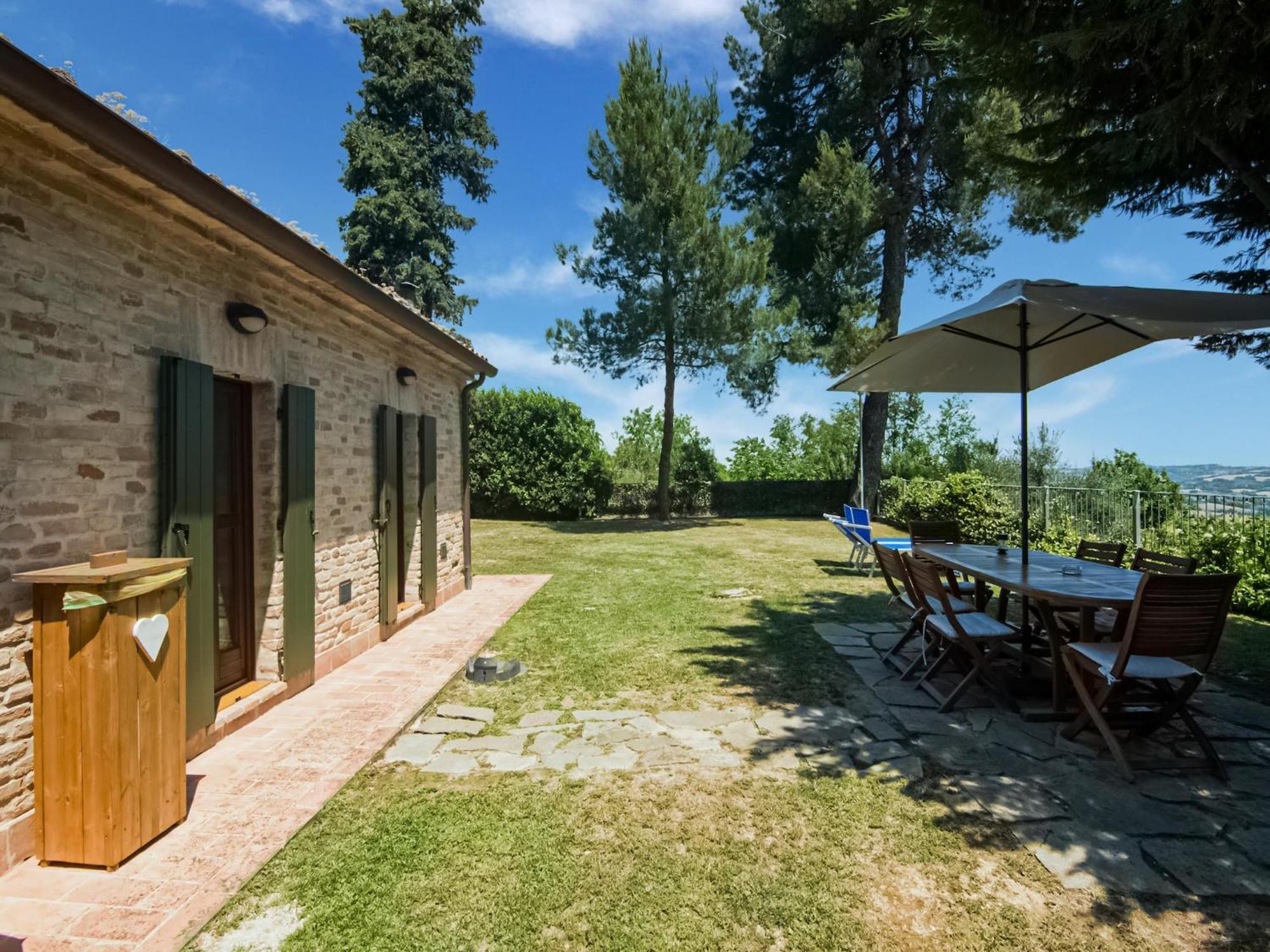 Stunning Apartment In Mombaroccio Near Metauro River Екстер'єр фото