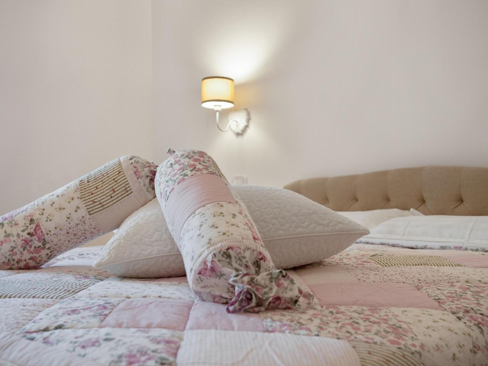 Stunning Apartment In Mombaroccio Near Metauro River Екстер'єр фото